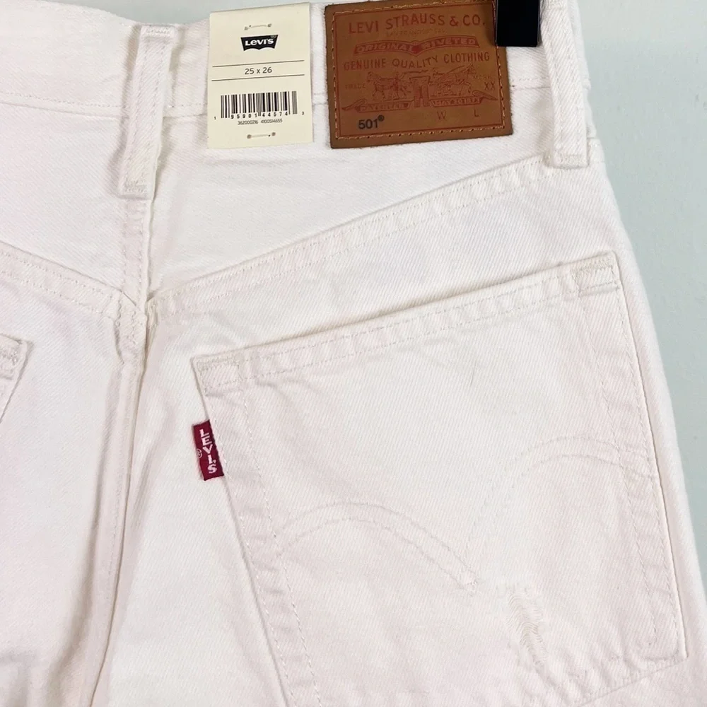 NWT Levi’s 501 High Rise Crop Jeans in Everything’s Fine White Distressed